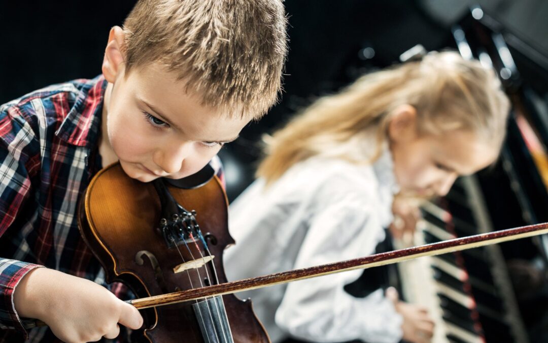 Nauka improwizacji: Jak rozwijać kreatywność muzyczną na gitarze, pianinie i saksofonie.