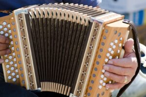 Porównanie akordeonów: Różne typy, brzmienia i ich zastosowania w muzyce.