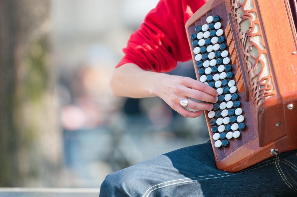 Akordeon a harmonia: Różnice i podobieństwa w technice gry