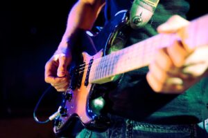 Gitara basowa a gitara elektryczna: Kluczowe różnice w technice gry i w roli w zespole muzycznym.
