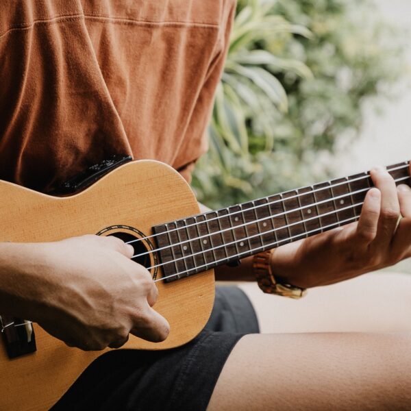 Podstawy techniki gry na ukulele: Jak wykorzystać różne rodzaje chwytów do tworzenia różnych stylów muzycznych.