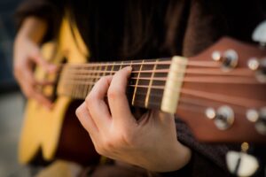 Różnice między gitarą klasyczną, akustyczną a elektryczną: Jak wybrać najlepszą dla siebie