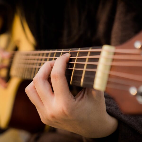 Różnice między gitarą klasyczną, akustyczną a elektryczną: Jak wybrać najlepszą dla siebie