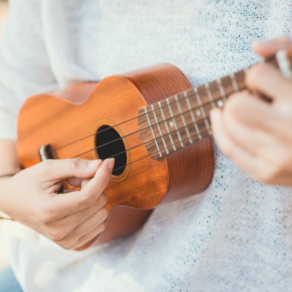 Historia i rozwój ukulele: Od Hawajów do współczesnej sceny muzycznej