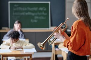 Poradnik dla początkujących: Jak skutecznie korzystać z aplikacji do nauki teorii muzyki i treningu słuchu.