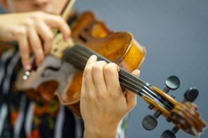 Różnorodność technik gry na skrzypcach: Od pizzicato po vibrato i spiccato.