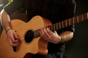 Rola akustyki w nauce gry na instrumentach: Jak wykorzystać przestrzeń do poprawy brzmienia i ćwiczeń