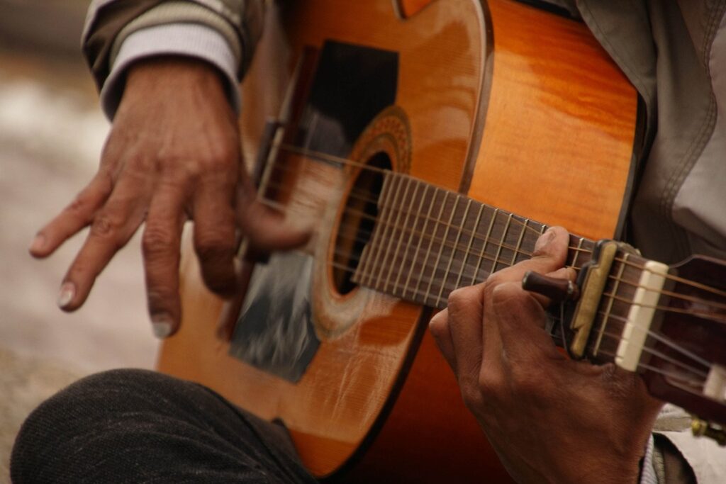 Fascynacja flamenco: Jak zacząć grać muzykę andaluzyjską na gitarze i kastanietach.