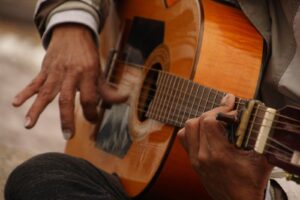 Fascynacja flamenco: Jak zacząć grać muzykę andaluzyjską na gitarze i kastanietach.