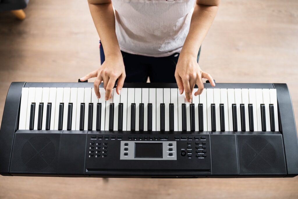 Jak komponować melodie na keyboardzie: Wskazówki i techniki dla początkujących twórców muzyki.