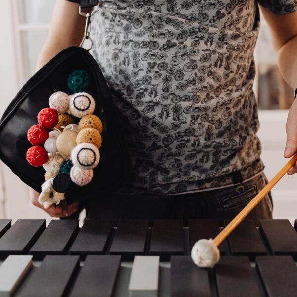 Jak wybrać odpowiednie pałki do marimby i ksylofonu: Porady dla początkujących perkusistów.