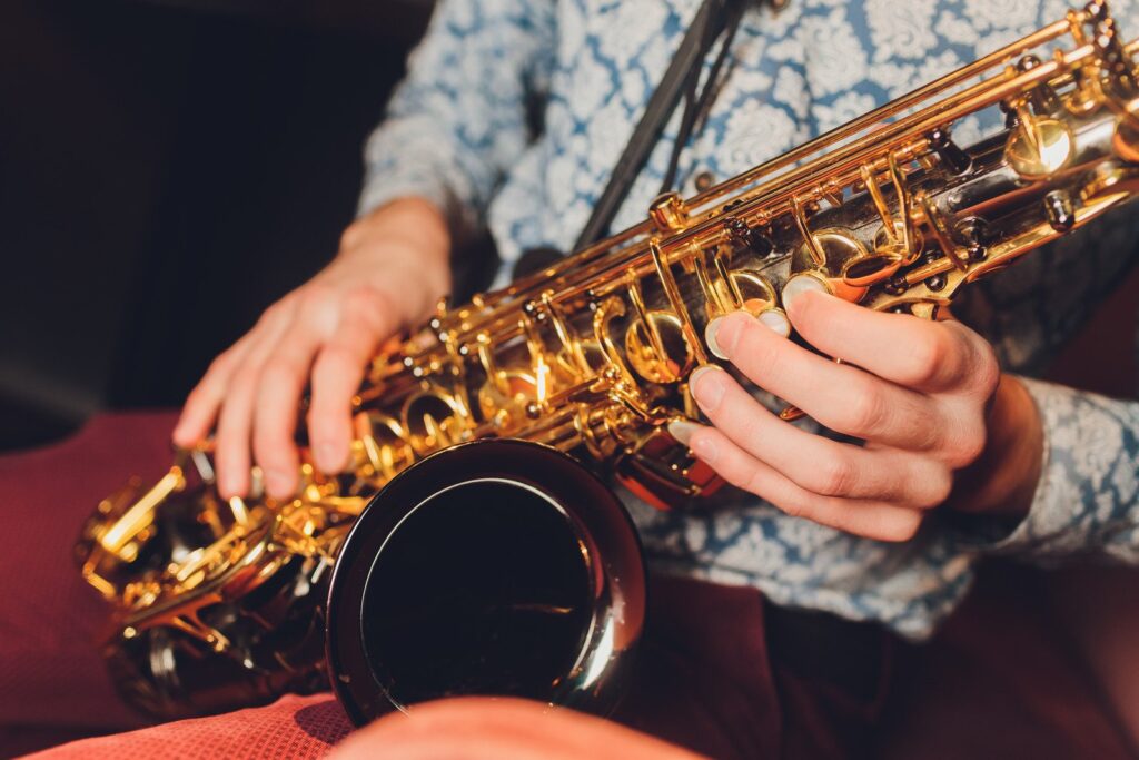 Przewodnik po saksofonach: Porównanie modeli alto, tenor i baryton oraz ich zastosowań muzycznych.