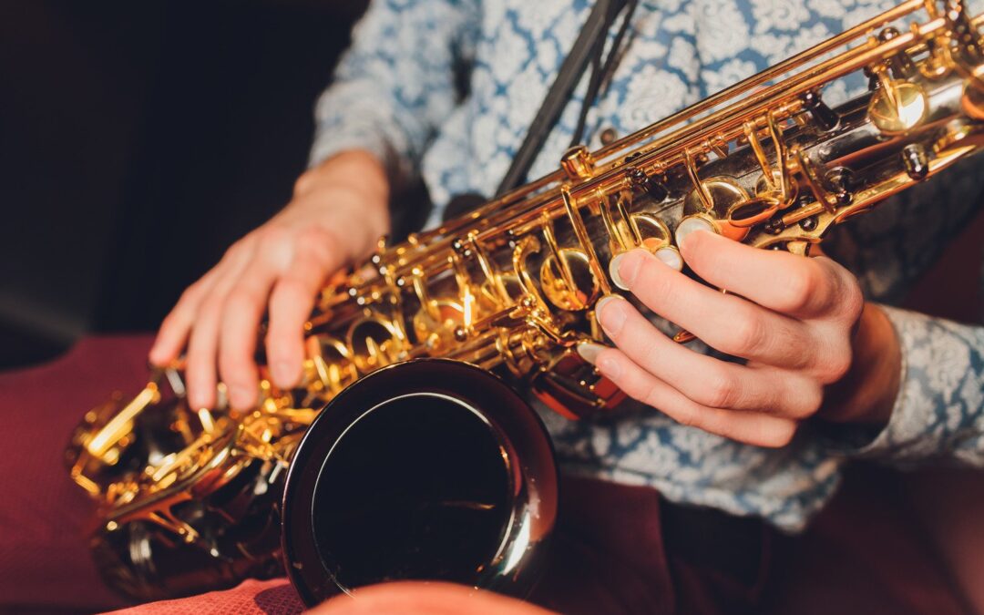 Przewodnik po saksofonach: Porównanie modeli alto, tenor i baryton oraz ich zastosowań muzycznych.