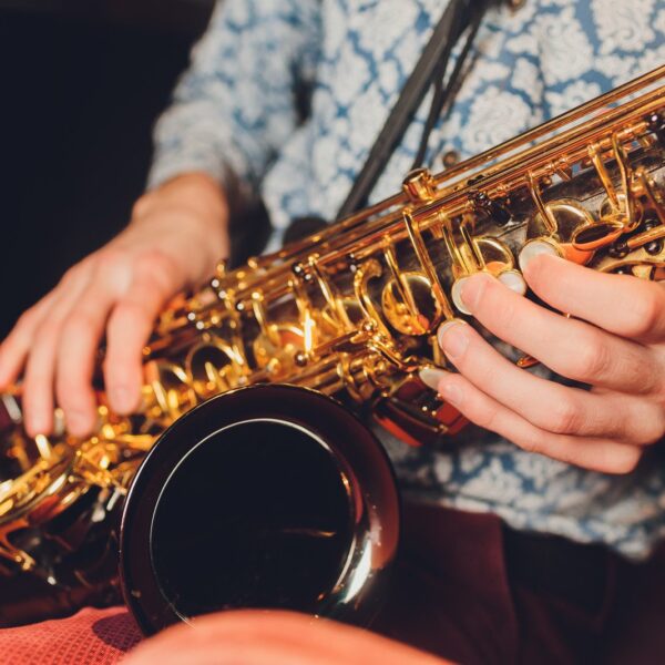 Przewodnik po saksofonach: Porównanie modeli alto, tenor i baryton oraz ich zastosowań muzycznych.
