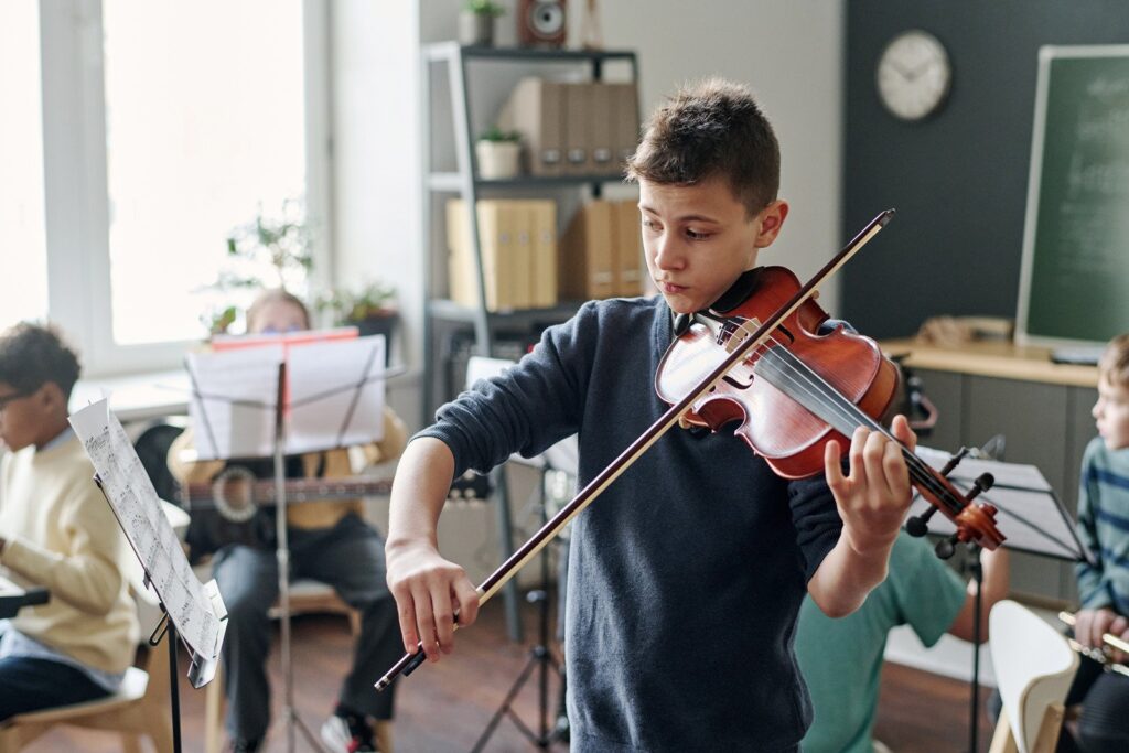 Budowanie dynamiki w utworze muzycznym: Jak kontrolować głośność i ekspresję podczas gry na instrumencie