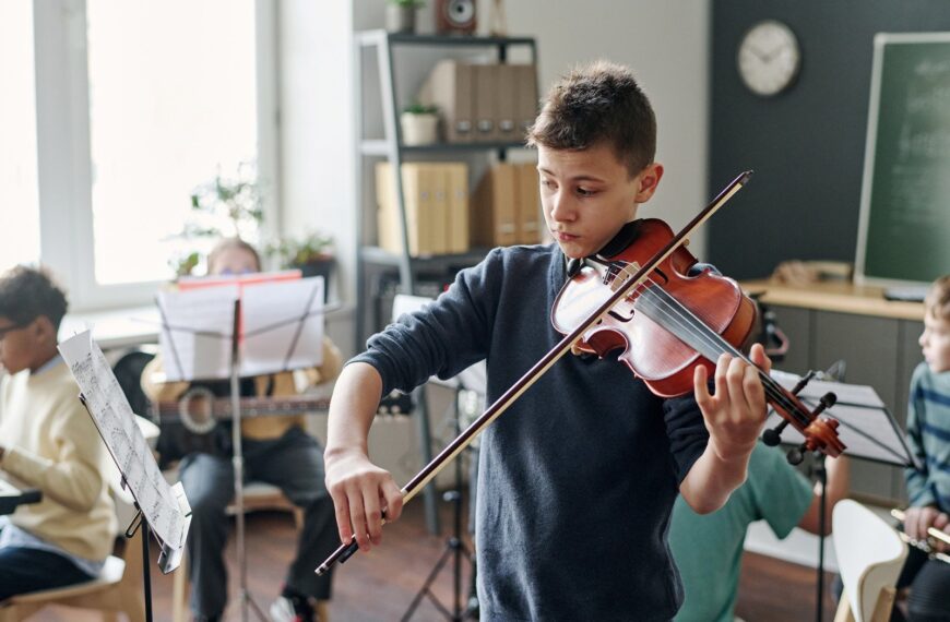 Budowanie dynamiki w utworze muzycznym: Jak kontrolować głośność i ekspresję podczas gry na instrumencie