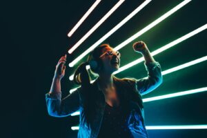 Od tech house do acid jazz: Jak różne style muzyki elektronicznej wpływają na grę na instrumentach tradycyjnych