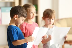 Rola muzyki w edukacji dzieci: Korzyści z nauki gry na instrumentach w rozwoju intelektualnym