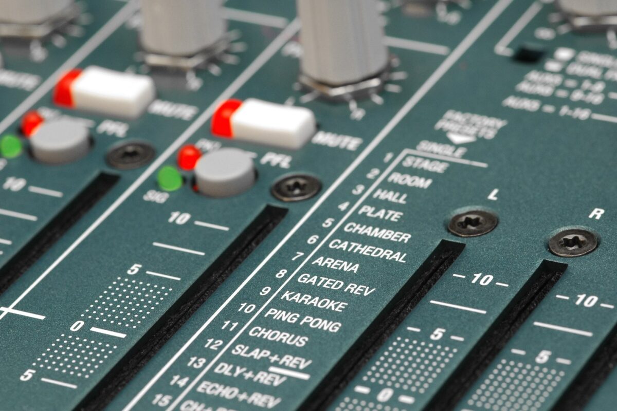 Czym są efekty delay i reverb na gitarze, i jak wpływają na aranżacje muzyczne?