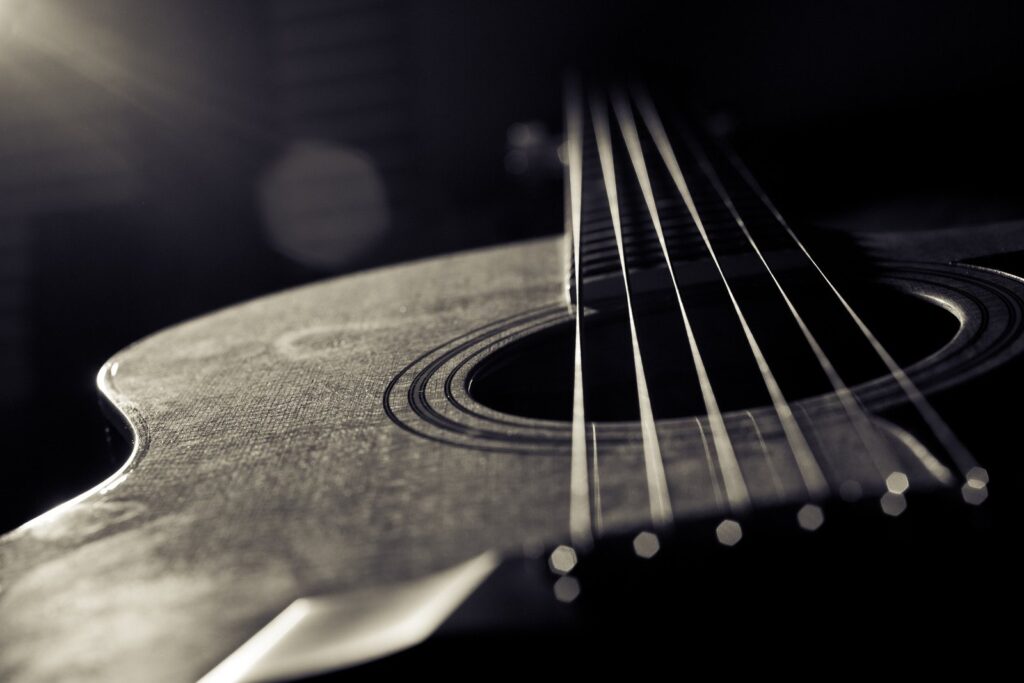 Jak wybrać odpowiednie struny dla różnych stylów gry na gitarze elektrycznej i akustycznej