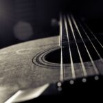 Jak wybrać odpowiednie struny dla różnych stylów gry na gitarze elektrycznej i akustycznej