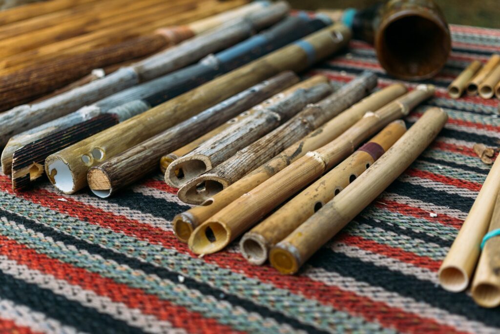 Tradycyjne instrumenty dęte w różnych kulturach: Od dud szkockich po shakuhachi