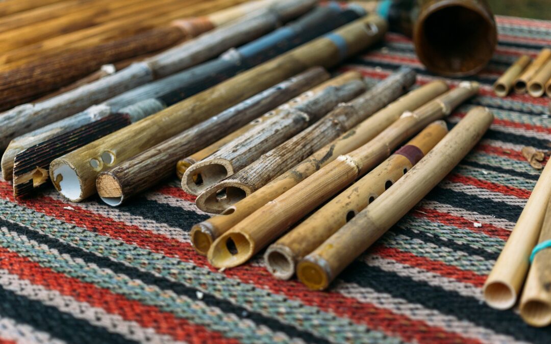 Tradycyjne instrumenty dęte w różnych kulturach: Od dud szkockich po shakuhachi