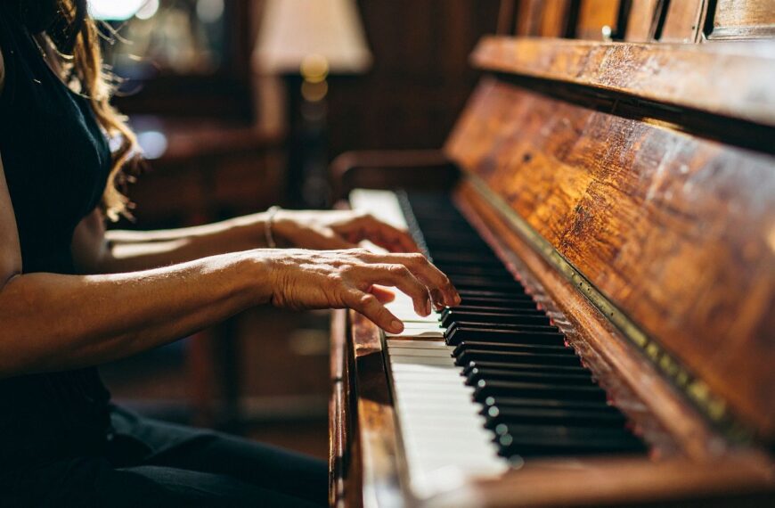 Jakie są różnice między grą na fortepianie a keyboardzie:…