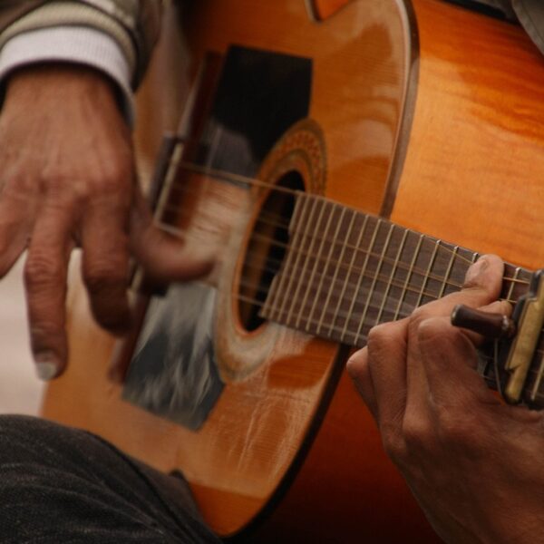 Unikalne techniki gry na gitarze flamenco: Od rasgueado do alzapúa.